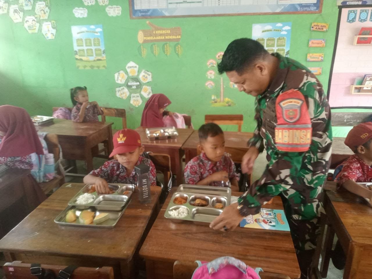 TNI AD Terlibat Dalam Program Makan Bergizi untuk Siswa di Sidrap