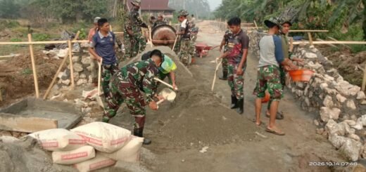 Kebersamaan Warga dan TNI Percepat Proyek Rabat Beton di Parumpanai