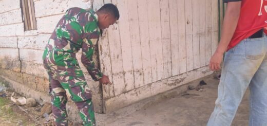TNI laksanakan perbaikan rumah Arianto di Desa Soe melalui TMMD ke-130