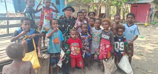 Dandim 1808/Mansel Dekatkan TNI dengan Anak-anak Yamboi Melalui Program TMMD