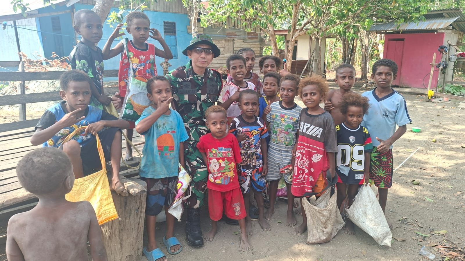 Dandim 1808/Mansel Dekatkan TNI dengan Anak-anak Yamboi Melalui Program TMMD