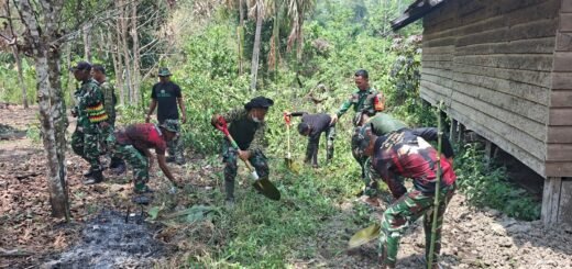 TNI Bersama Warga Siapkan Lahan untuk Fasilitas Kebersihan MCK