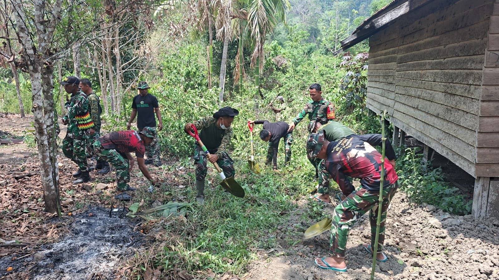 TNI Bersama Warga Siapkan Lahan untuk Fasilitas Kebersihan MCK