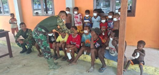 Peningkatan Kesadaran Kesehatan: Satgas TMMD Ajak Warga Pakai Masker di Yamboi