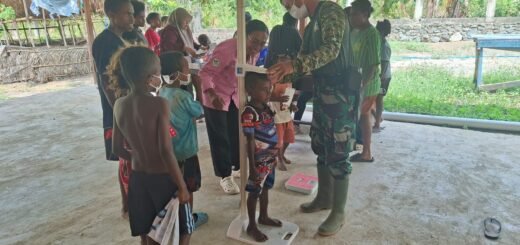 Sinergi TNI dan Dinas Kesehatan Dalam Pemantauan Pertumbuhan Anak di Yamboi