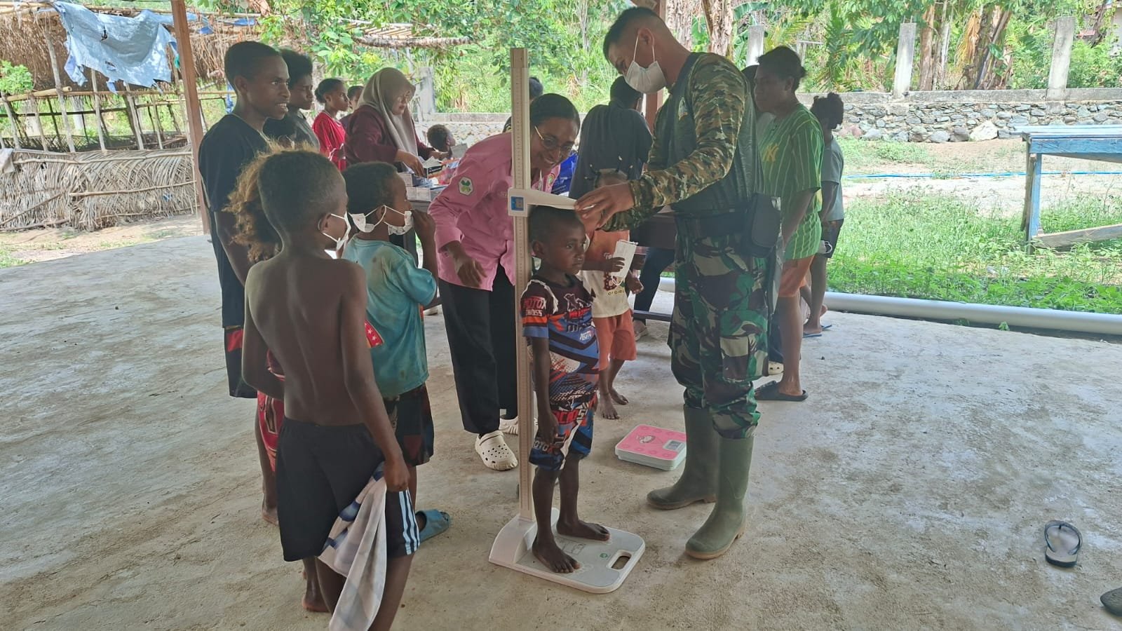 Sinergi TNI dan Dinas Kesehatan Dalam Pemantauan Pertumbuhan Anak di Yamboi