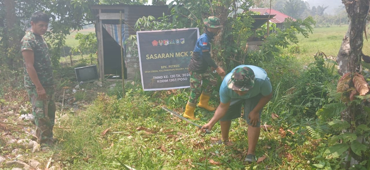 Proses Pembersihan Lapangan MCK oleh Satgas TMMD di Desa Leboni Dimulai