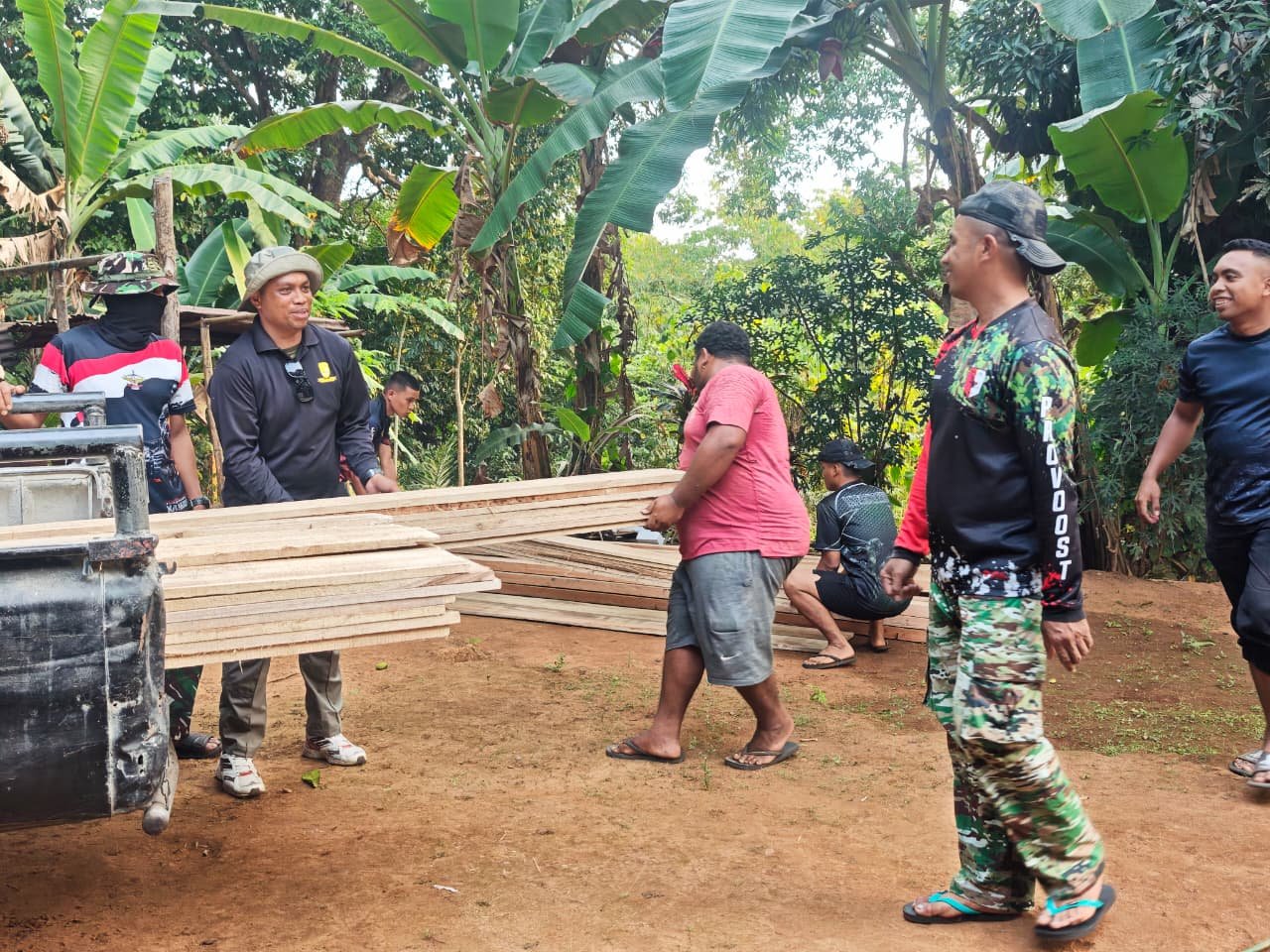 Kerja Keras Satgas TMMD dan Warga Atasi Medan Berat untuk Pembangunan Desa