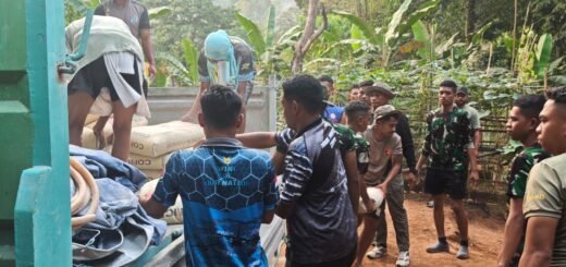 Sinergi Warga dan Satgas TMMD Mempermudah Akses Material di Dusun Seri