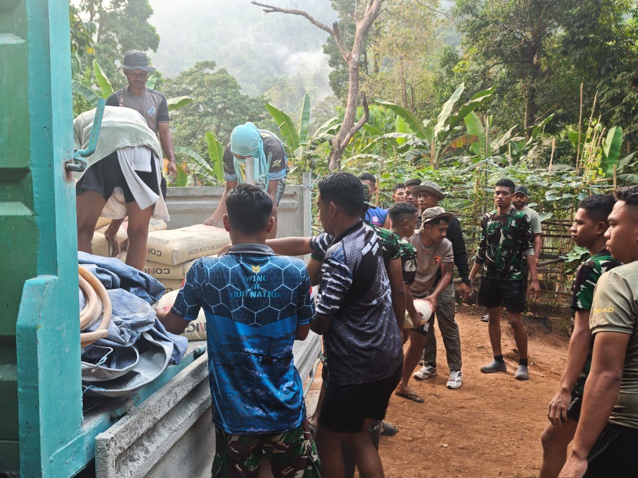 Sinergi Warga dan Satgas TMMD Mempermudah Akses Material di Dusun Seri
