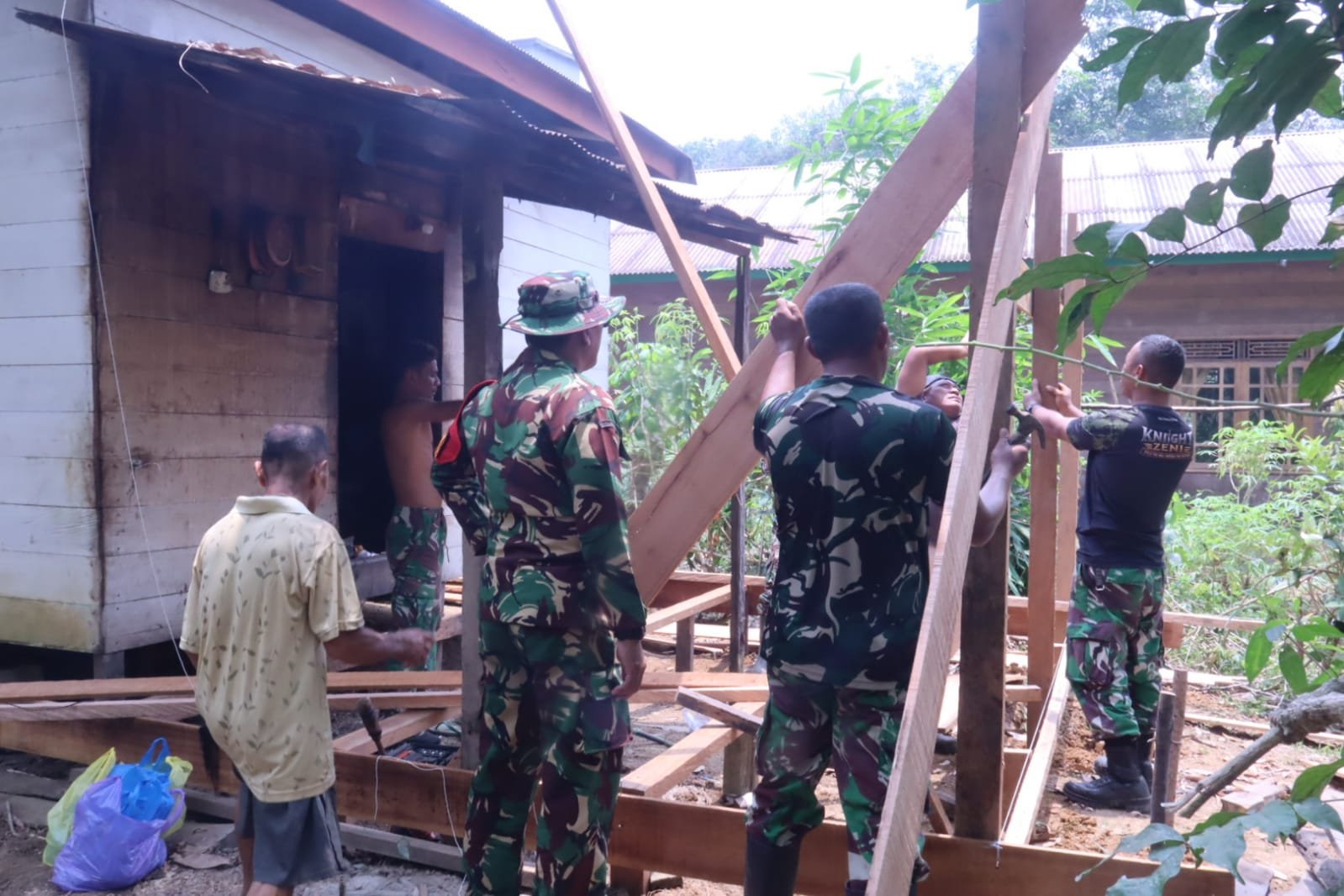 TNI Berkolaborasi dengan Masyarakat untuk Renovasi Rumah Tak Layak Huni