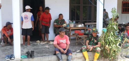 Satgas TMMD Menghadirkan Kehangatan Melalui Makan Siang Bersama Warga Desa Pojok
