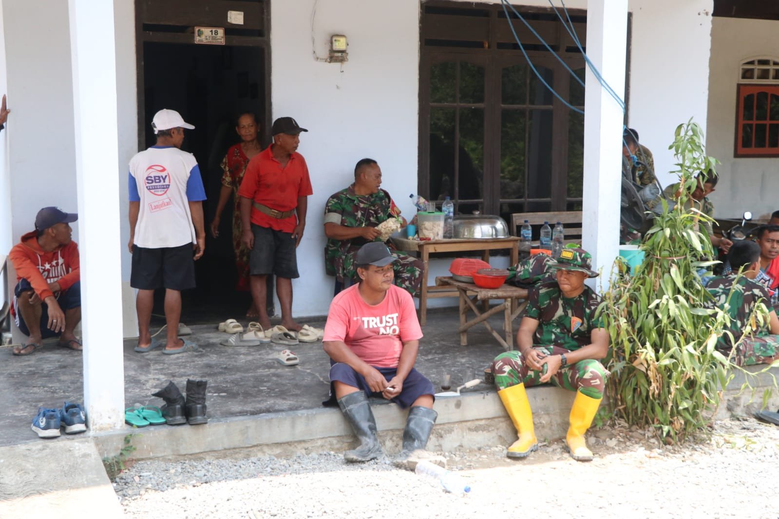Satgas TMMD Menghadirkan Kehangatan Melalui Makan Siang Bersama Warga Desa Pojok