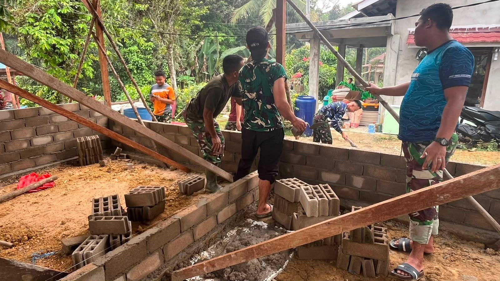 Pembangunan Rumah Ibu Suhanim Dikebut oleh Tim TMMD Kodim 1210/Landak