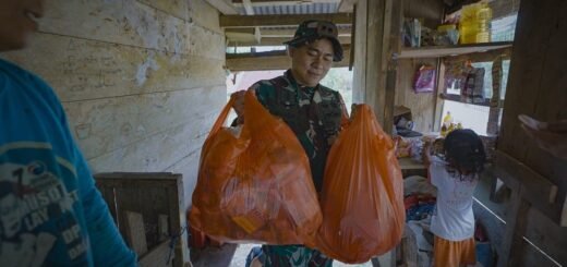 Kedekatan TNI dan Warga Terwujud di TMMD Melalui Momen Sederhana