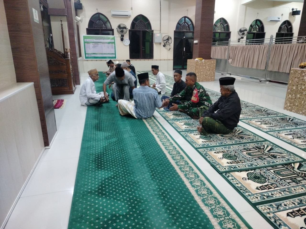 Babinsa Kodim 1420/Sidrap Ajak Masyarakat Beribadah Dalam Safari Sholat Subuh