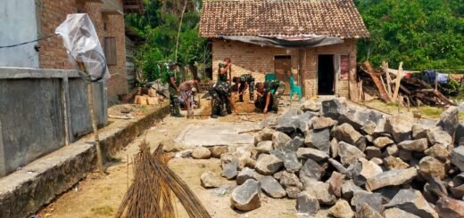 Kolaborasi TNI dan Masyarakat dalam Pembangunan Rumah di TMMD ke-130