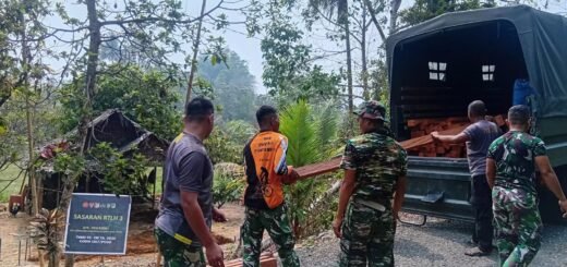 Komitmen Satgas TMMD Dalam Perbaikan Hunian Warga Desa Leboni Melalui Material Kayu