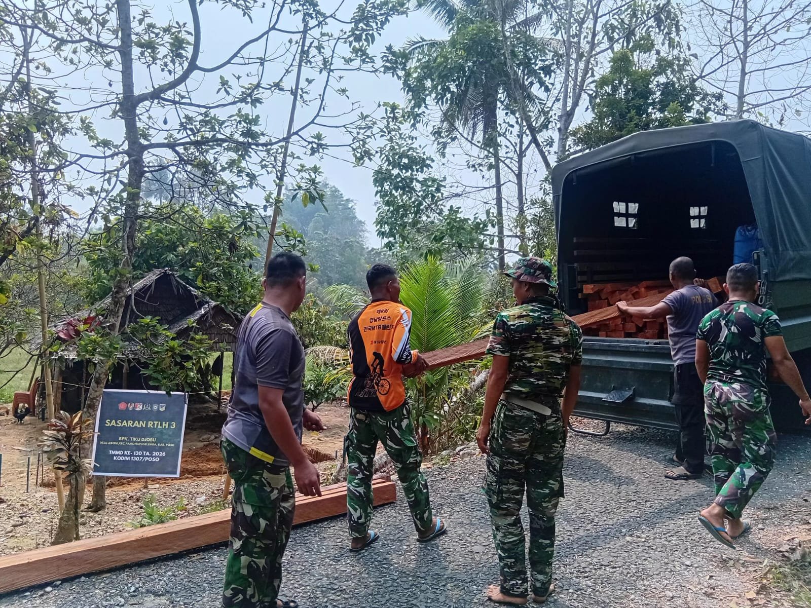 Komitmen Satgas TMMD Dalam Perbaikan Hunian Warga Desa Leboni Melalui Material Kayu