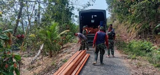 Persatuan TNI dan Masyarakat Dukung Rehabilitasi Rumah di Desa Leboni