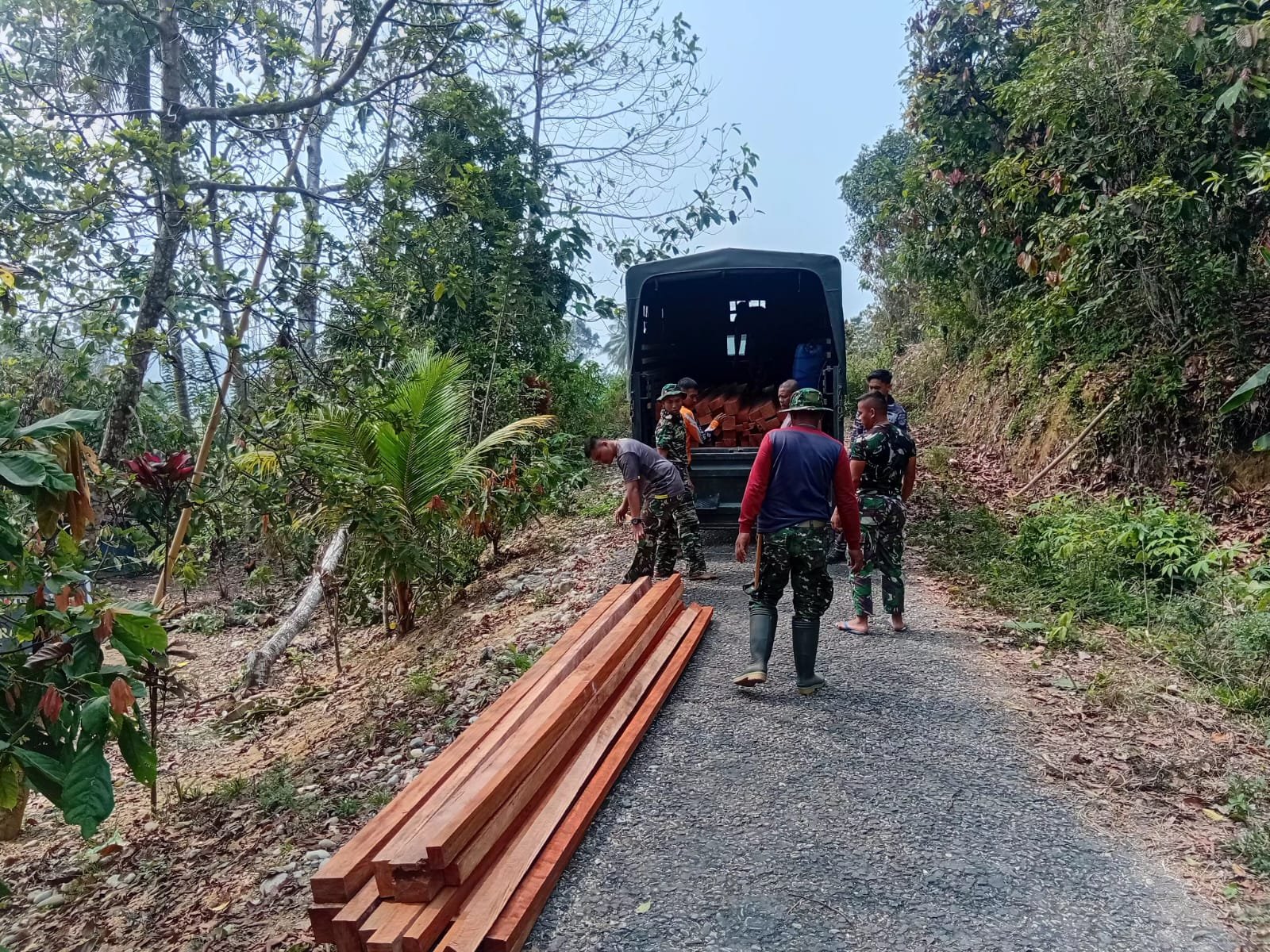 Persatuan TNI dan Masyarakat Dukung Rehabilitasi Rumah di Desa Leboni