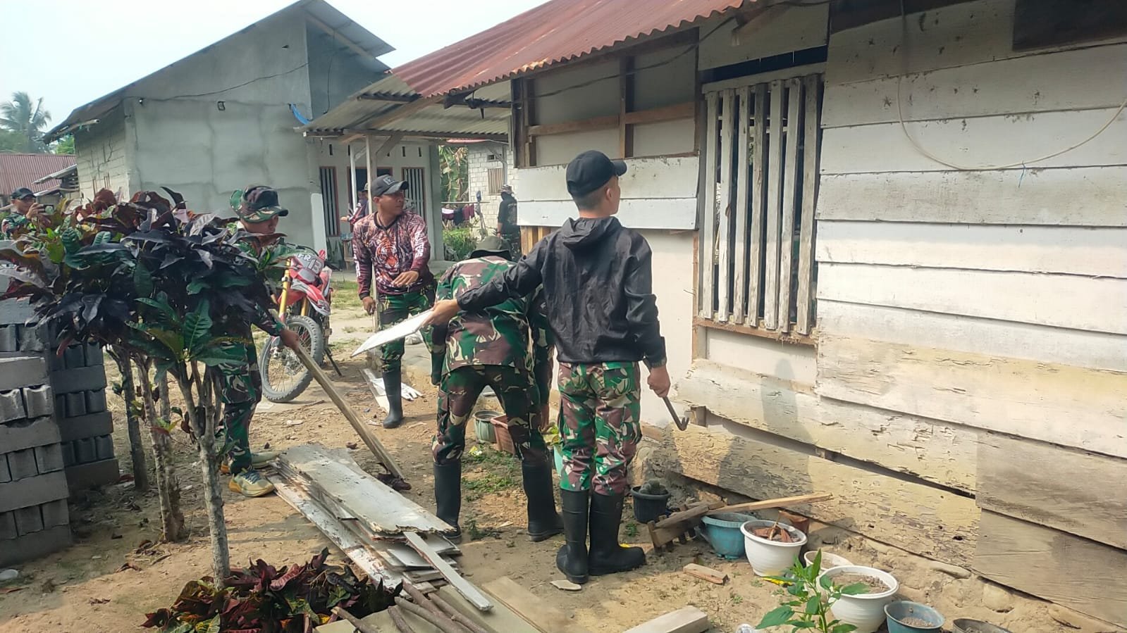 Satgas TNI Mulai Rehabilitasi Rumah Tidak Layak Huni di Desa Soe