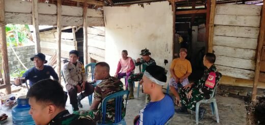 Hubungan Harmonis, Satgas TMMD ke-130 Berbincang dengan Masyarakat Saat Istirahat