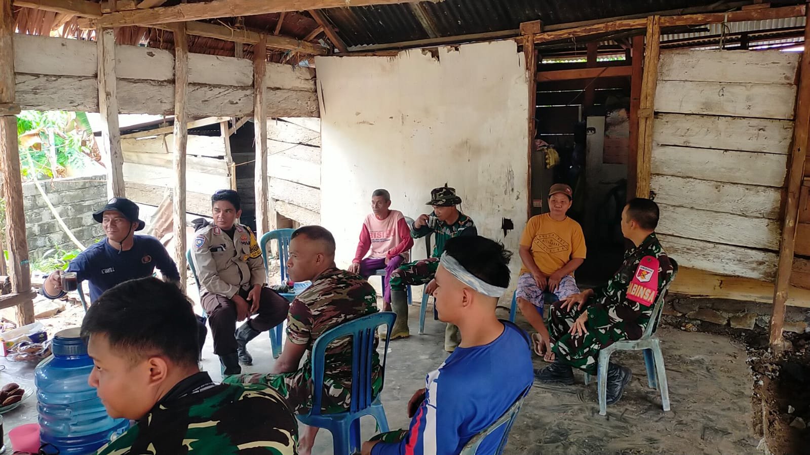 Hubungan Harmonis, Satgas TMMD ke-130 Berbincang dengan Masyarakat Saat Istirahat