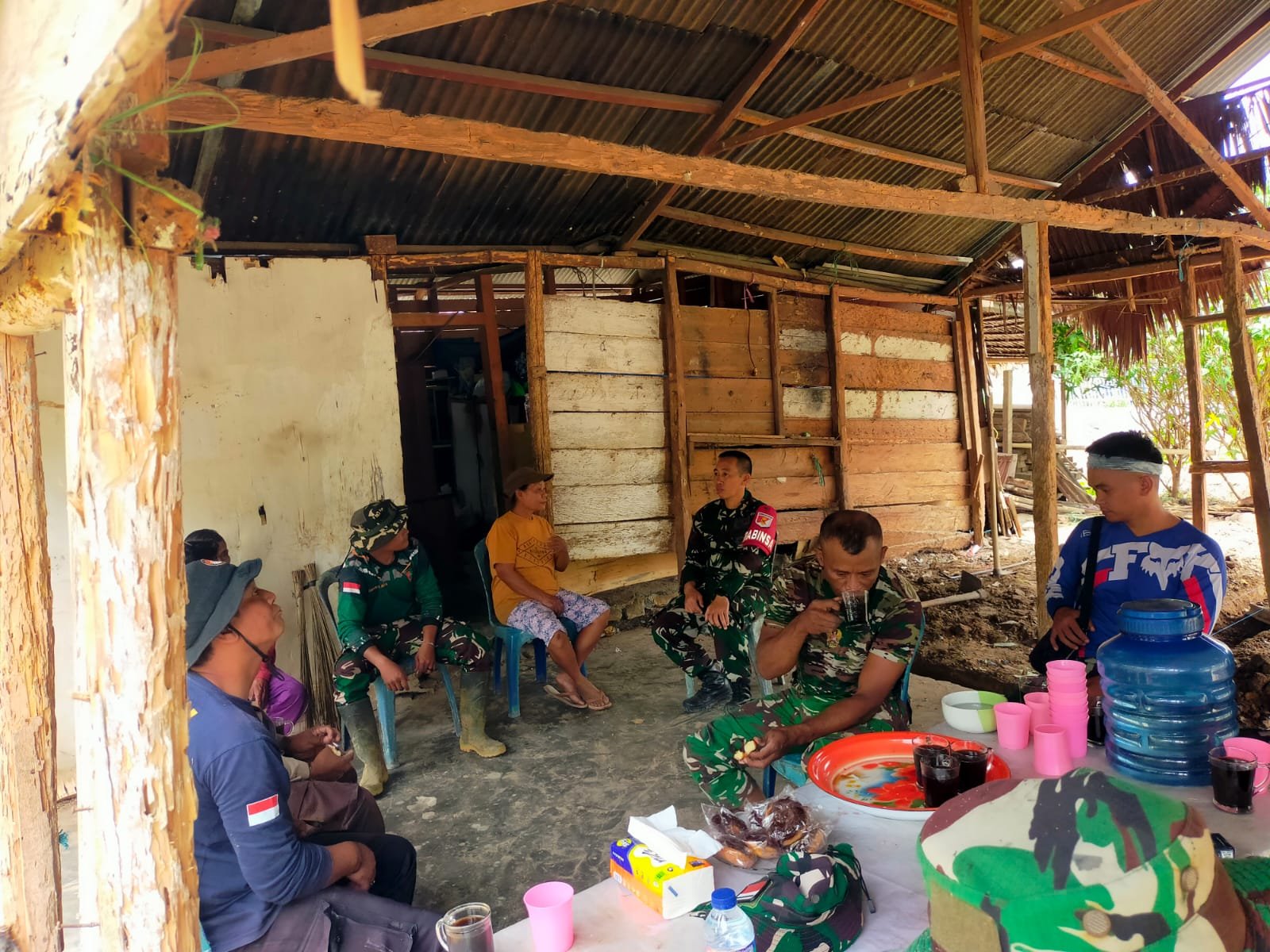 Satgas TMMD ke-130 Poso Ciptakan Kehangatan Melalui Kegiatan Bersama Warga Mayakeli