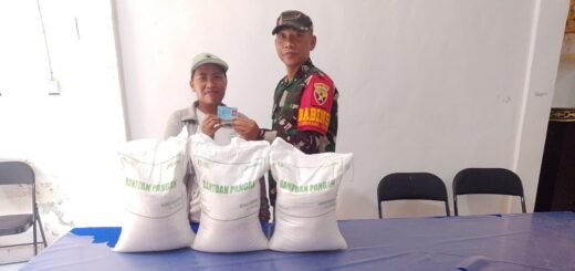 TNI Dampingi Distribusi Beras di Lembongan untuk Warga Kurang Mampu