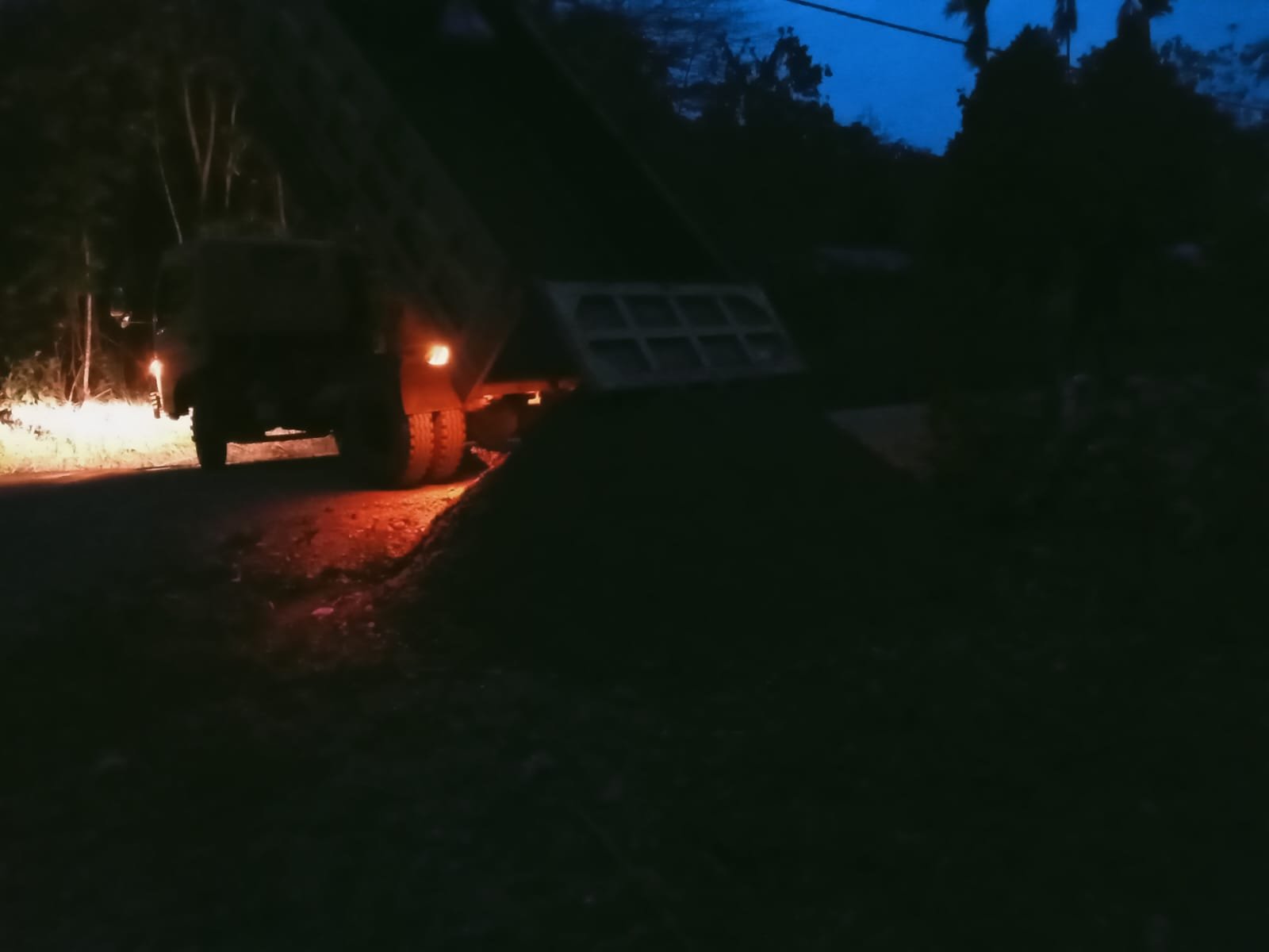 Dedikasi Prajurit Satgas TMMD Kodim 1808/Mansel di Malam Hari Tanpa Henti