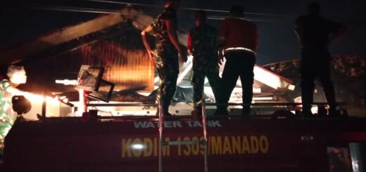 Kolaborasi Babinsa dan Pemadam Kebakaran Atasi Kebakaran Tiga Rumah di Sario