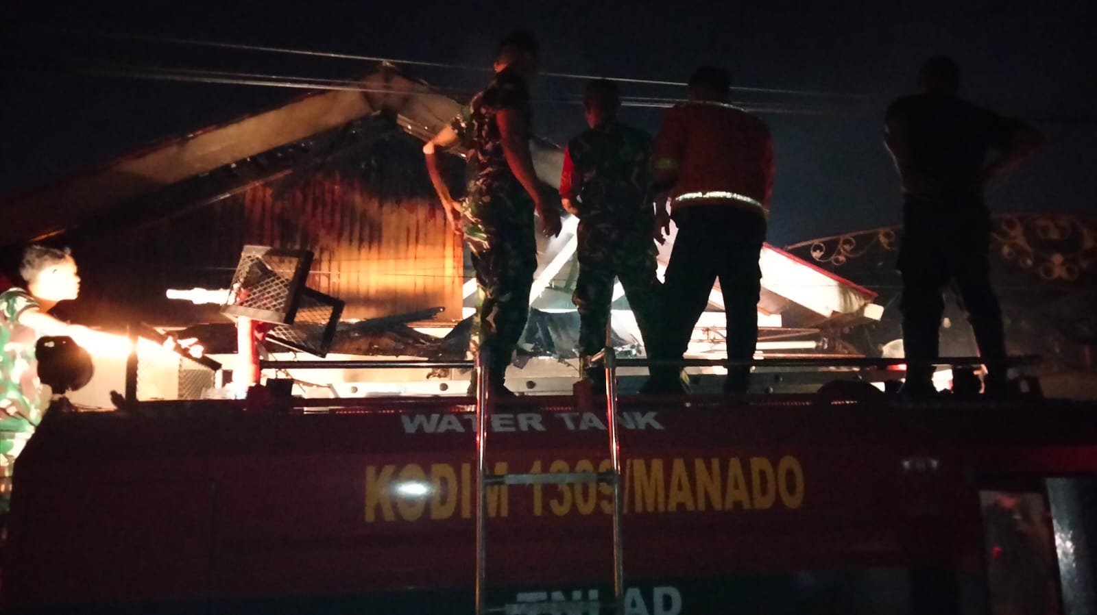Kolaborasi Babinsa dan Pemadam Kebakaran Atasi Kebakaran Tiga Rumah di Sario