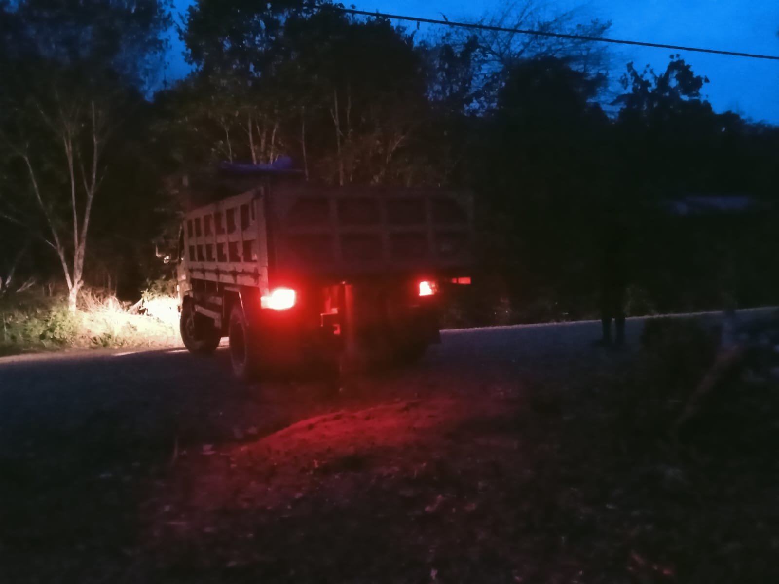 Prajurit Satgas TMMD Malam Hari Memastikan Pembangunan Berjalan Lancar di Yamboi