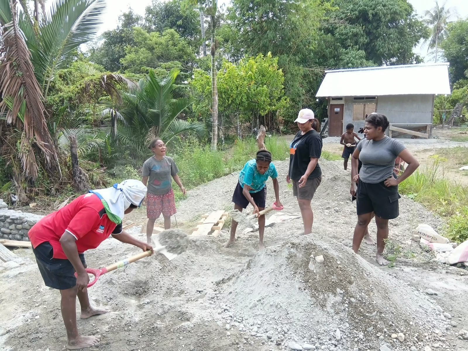 Kolaborasi Tak Terputus, Mama Papua dan TNI Ciptakan Karya di TMMD