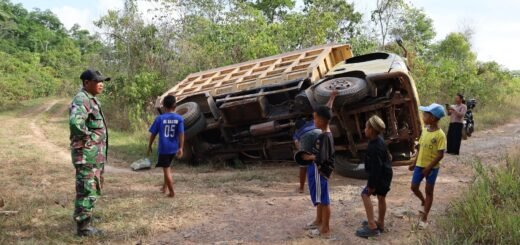 Upaya Personel Kodim 1009 Tangani Truk Terperosok di Tanah Laut