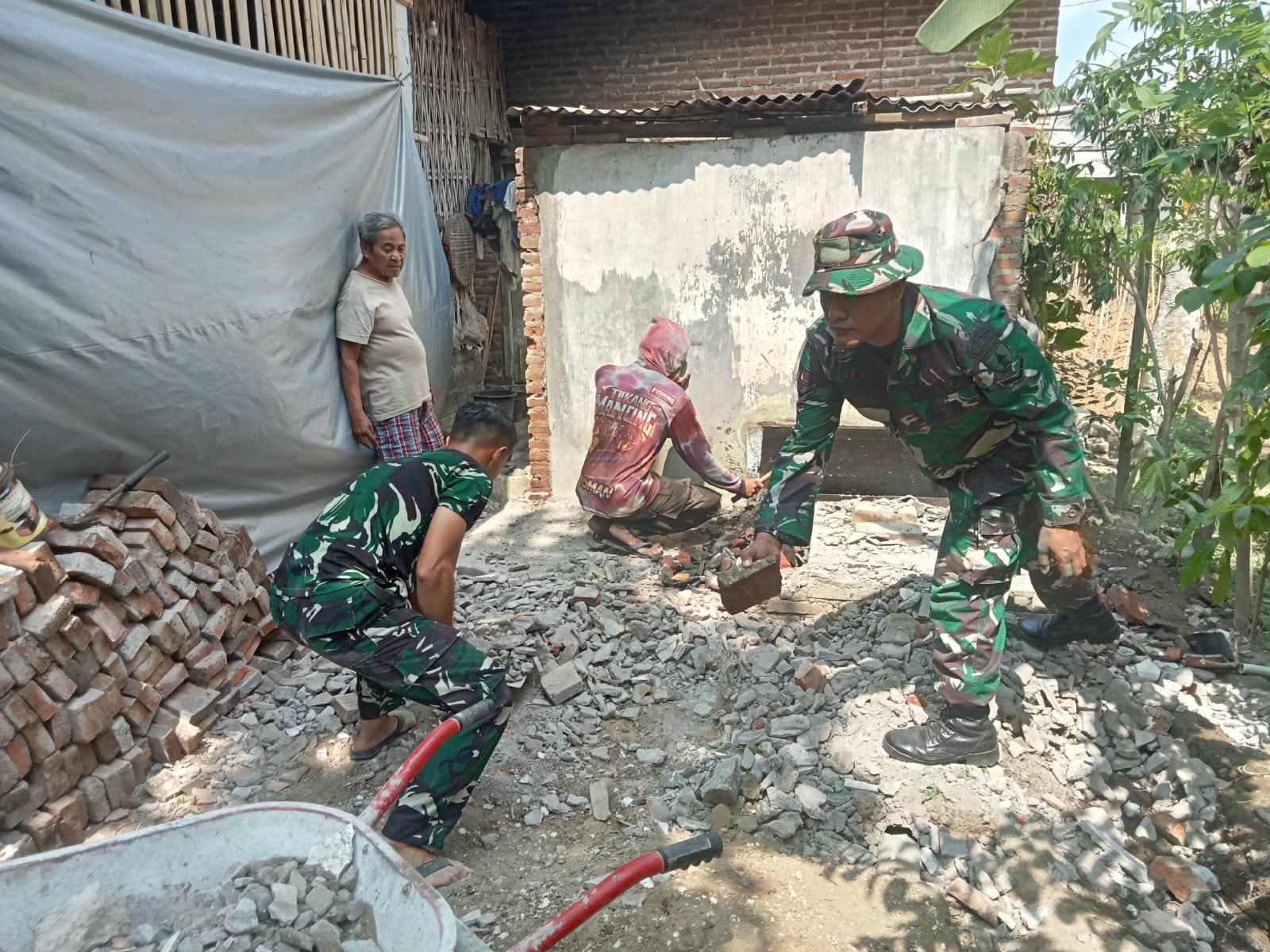 Pekerjaan Awal Rumah Suparlan Dimulai oleh Satgas TMMD di Tulungagung