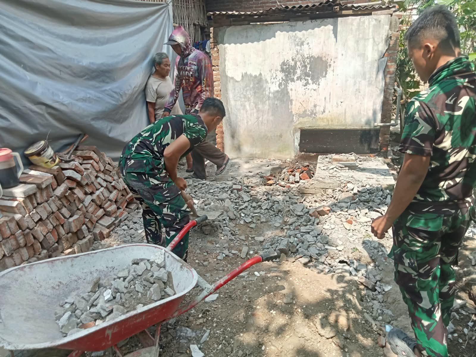 Fasilitas Sanitasi Diberikan Bersamaan Pembangunan Rumah Suparlan di Tulungagung