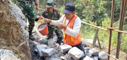 Dedikasi Tak Tergerus Usia: Pak Darto Nobatkan Semangat Gotong Royong di Desa Taji