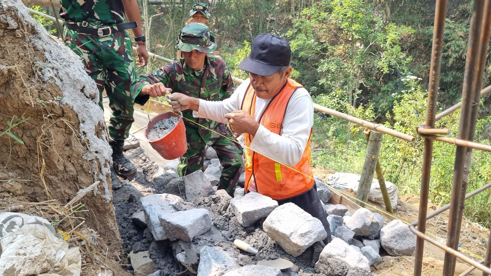 Dedikasi Tak Tergerus Usia: Pak Darto Nobatkan Semangat Gotong Royong di Desa Taji
