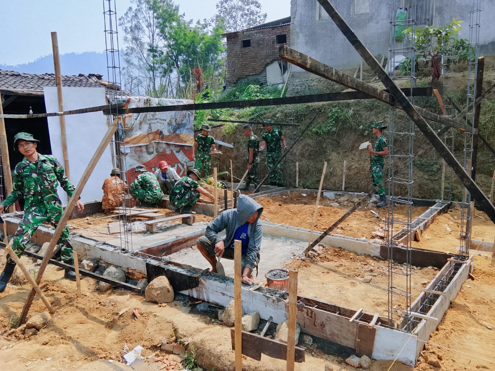 Satgas TMMD Berhasil Membangun Pondasi Rumah Nanang Dengan Kualitas Tinggi