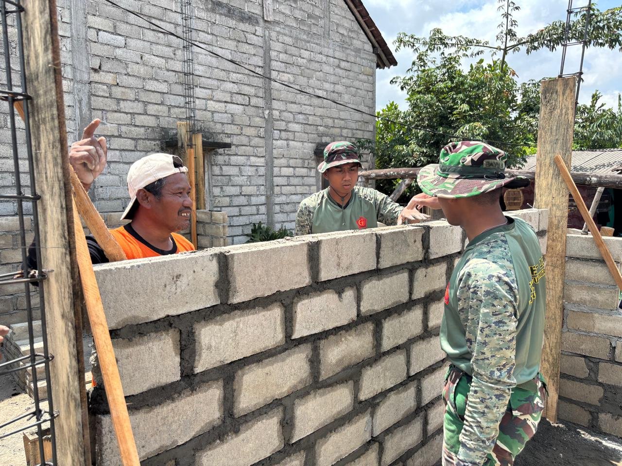 Agus Suwandi Berkontribusi Langsung dalam Proyek Rumah untuk TNI dan Masyarakat