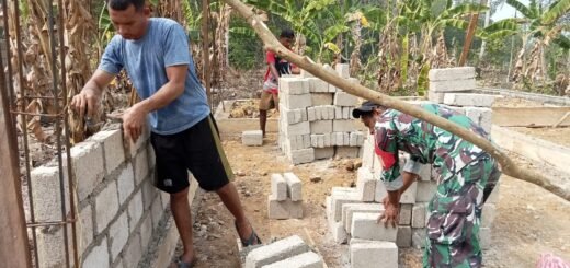 Babinsa Praka Tehupuring Berperan Aktif dalam Pembangunan Rumah Tidak Layak Huni