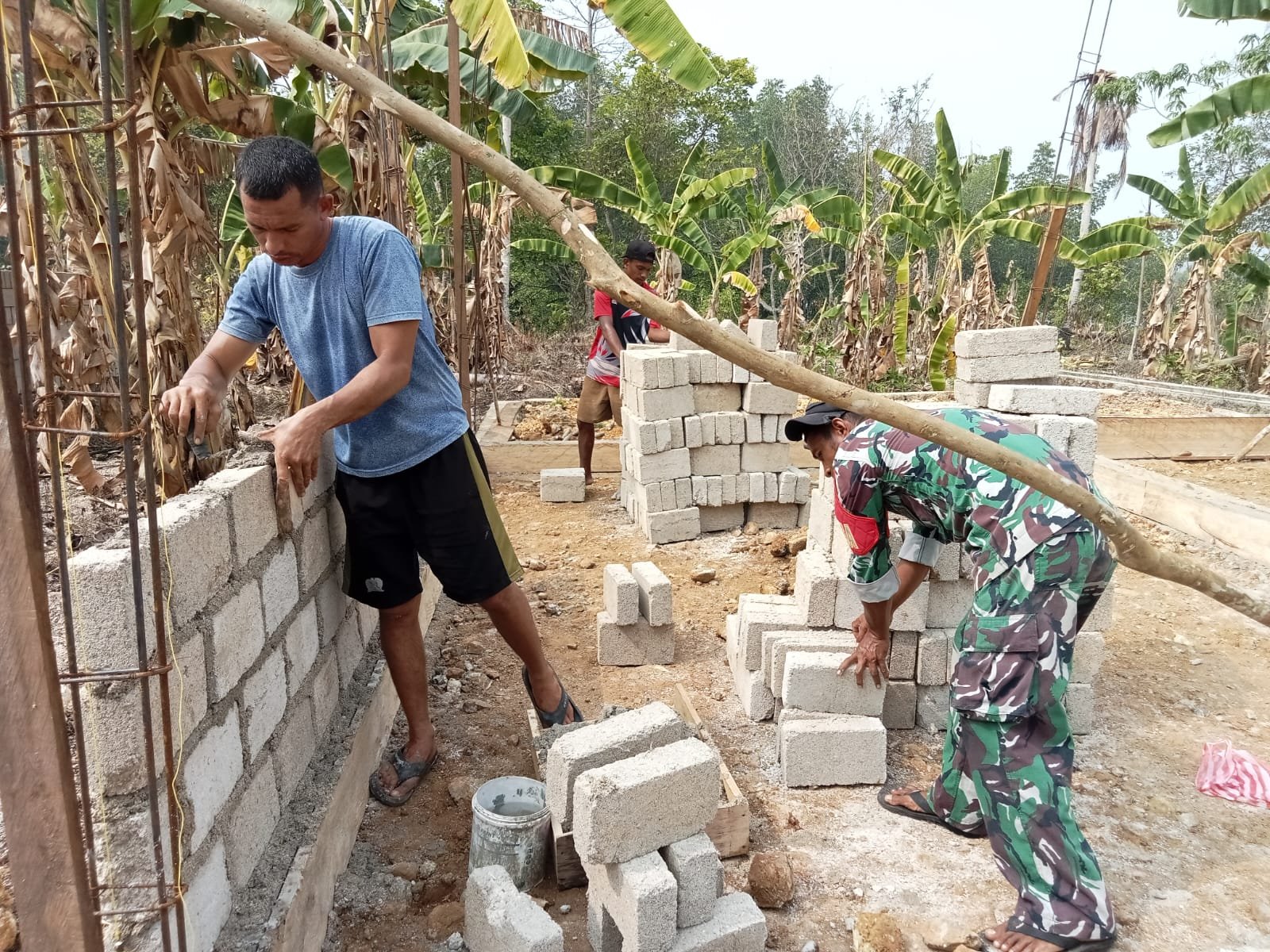 Babinsa Praka Tehupuring Berperan Aktif dalam Pembangunan Rumah Tidak Layak Huni