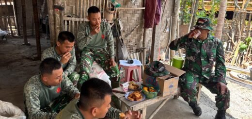 Sambutan Hangat Warga: Pisang Goreng dan Mangga Untuk Prajurit TMMD
