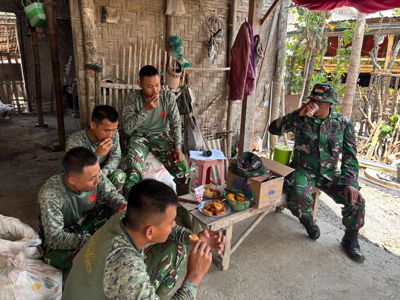 Sambutan Hangat Warga: Pisang Goreng dan Mangga Untuk Prajurit TMMD