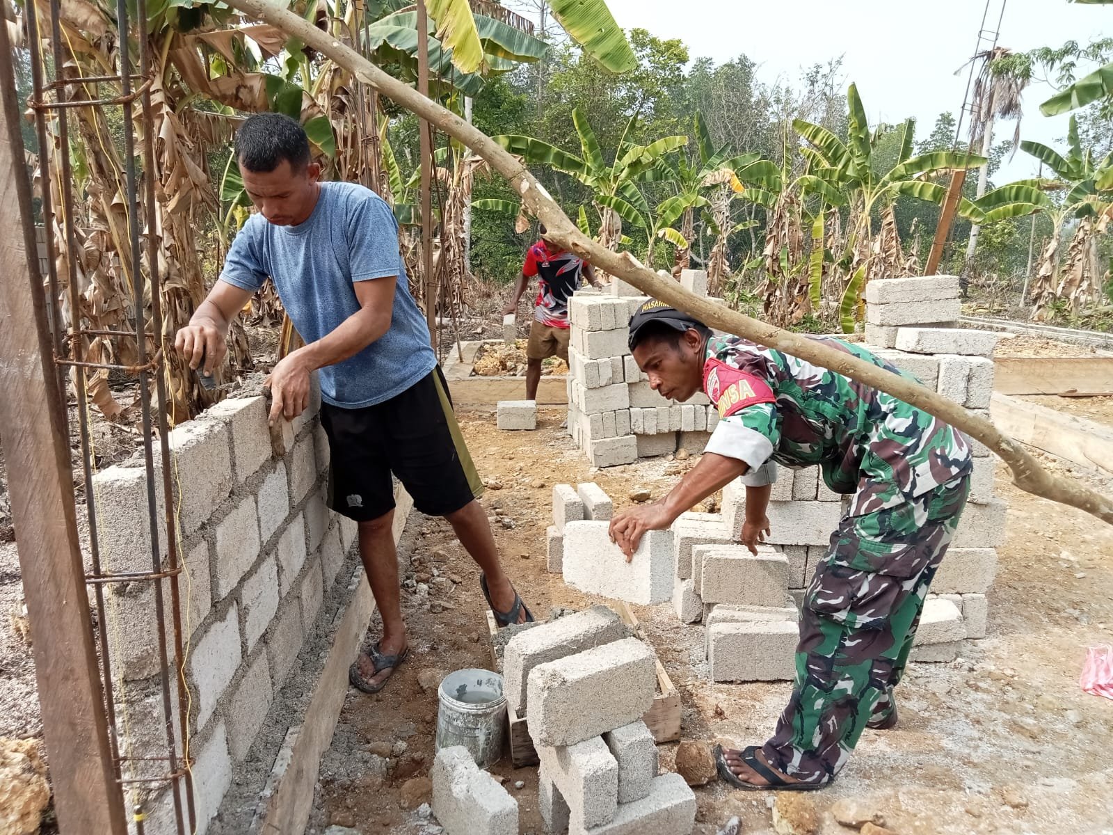 Prajurit TNI Gencarkan Proyek RTLH untuk Tingkatkan Kualitas Hidup Warga Desa Yang