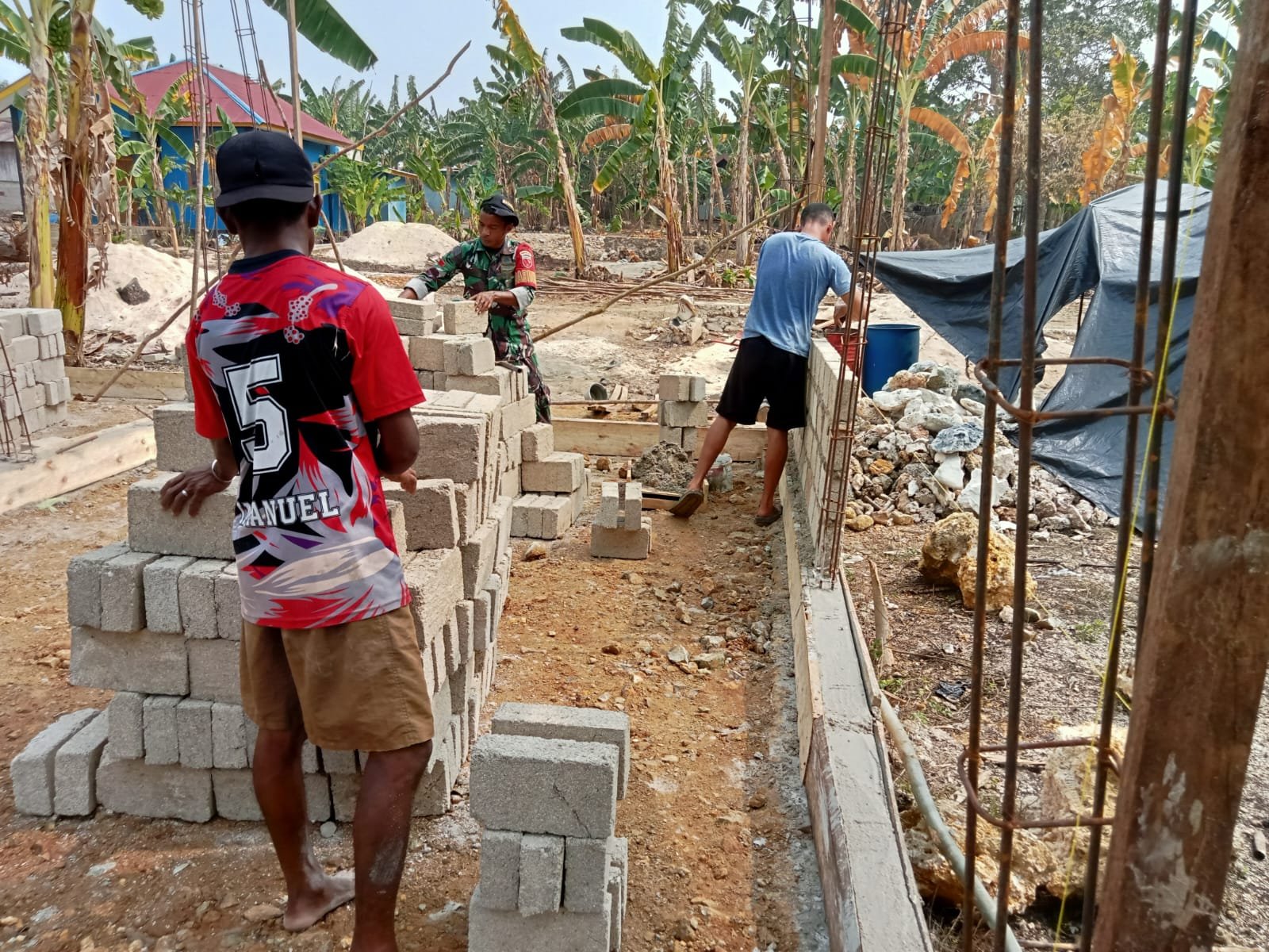 Peran Babinsa dalam TMMD: Membangun Rumah dan Mempererat Hubungan dengan Warga