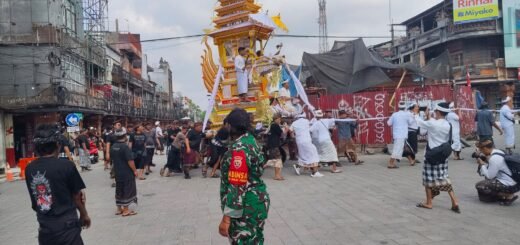 Babinsa Kawal Prosesi Ngaben untuk Pastikan Ketertiban dan Keamanan Masyarakat