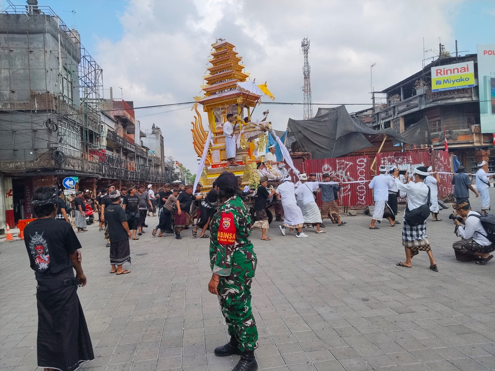 Babinsa Kawal Prosesi Ngaben untuk Pastikan Ketertiban dan Keamanan Masyarakat